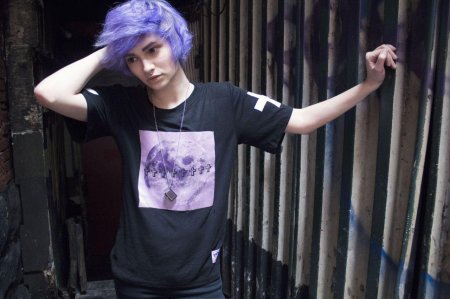 Мальчик с фиолетовыми волосами