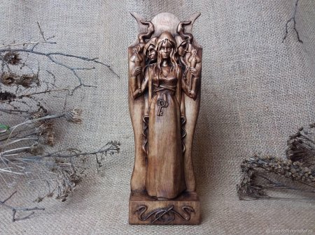 Статуэтка богини гекаты