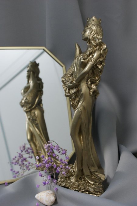 Богиня фортуна с рогом изобилия