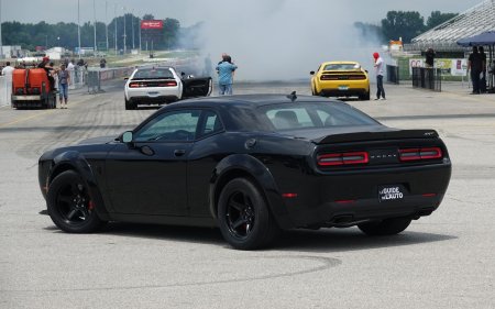 Черный додж челленджер