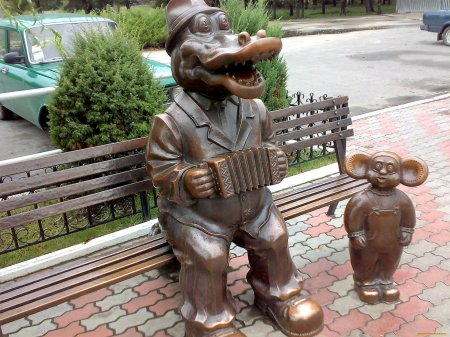 Памятник чебурашке и гене в хабаровске