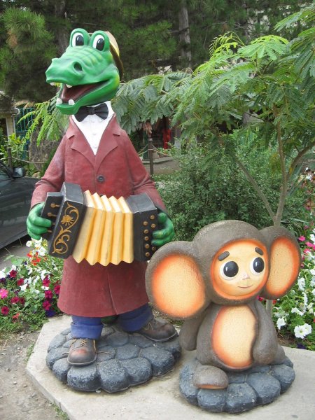 Памятник крокодилу гене и чебурашке в самаре