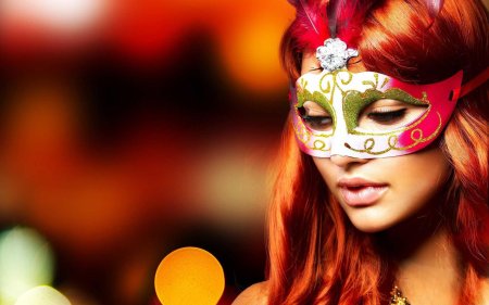 Девушка в маске