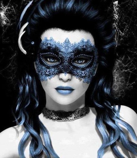 Девушка в маскарадной маске