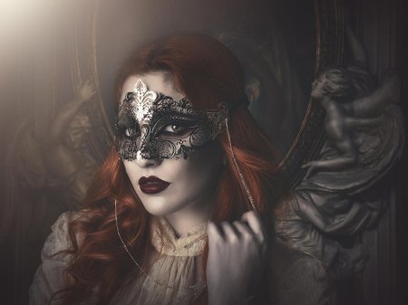 Девушка в венецианской маске
