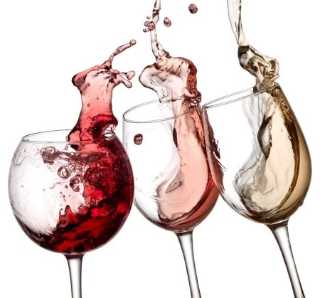 Вино льется в бокал