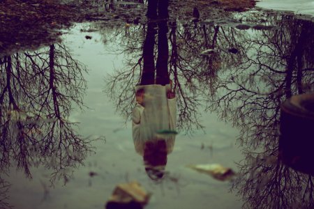 Отражение человека в воде