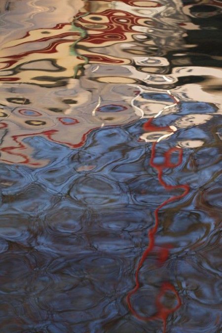 Отражение в воде абстракция