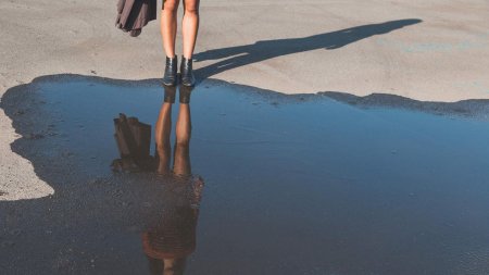 Девушка в луже