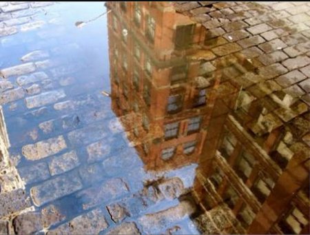 Отражение здания в луже