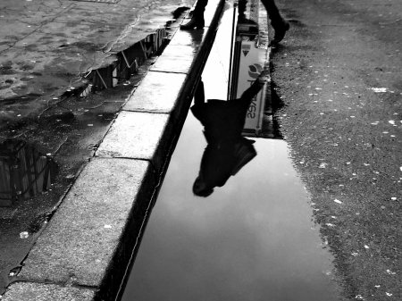 Отражение человека в луже