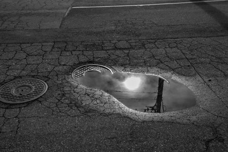 Отражаясь в лужах