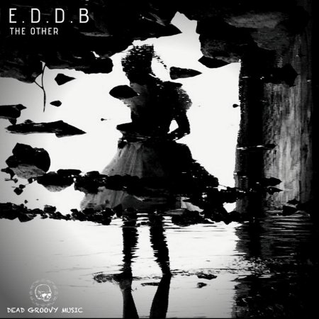 Отражение девушки в луже