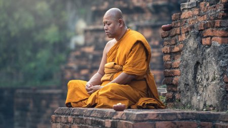 Тибетский монах медитирует