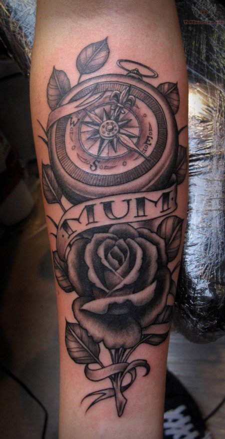 Тату с компасом