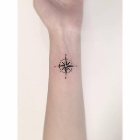 Тату компас минимализм