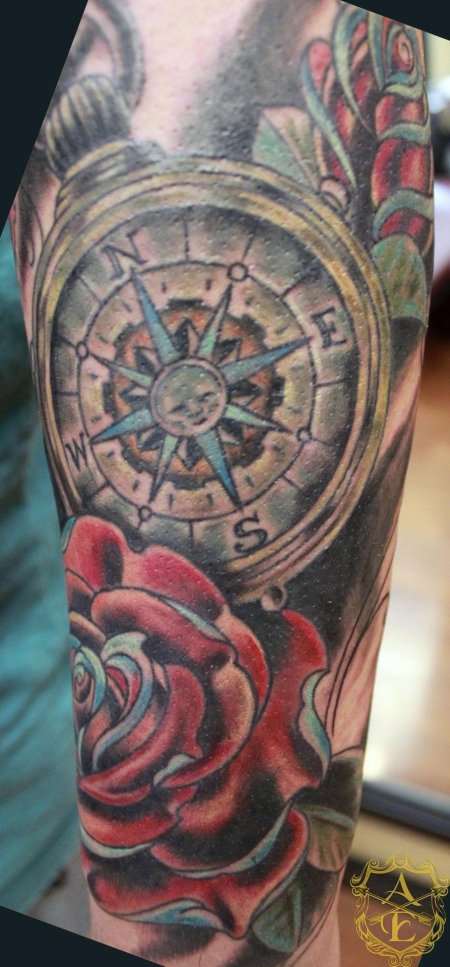 Роза и компас тату