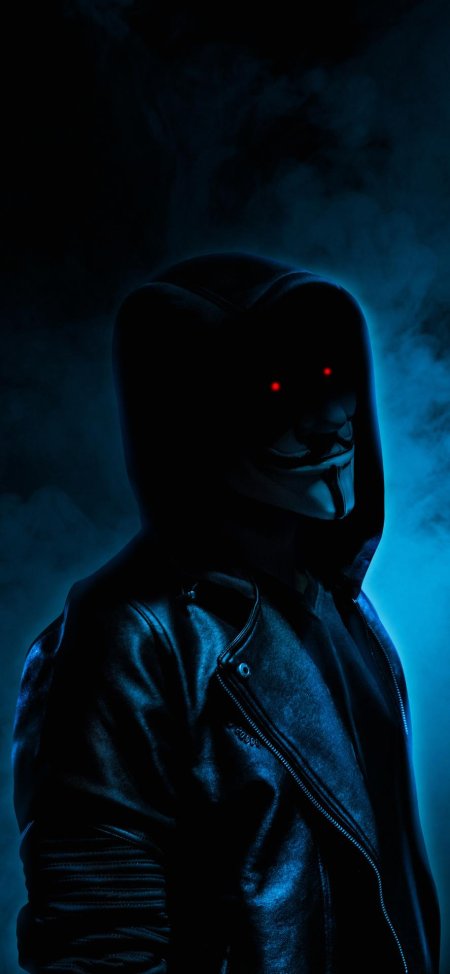 Человек в маске и капюшоне