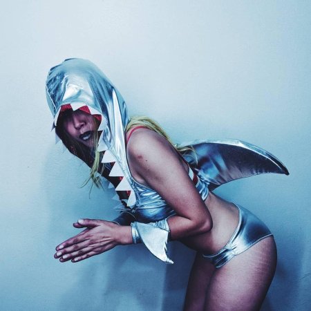 Девушка в костюме акулы