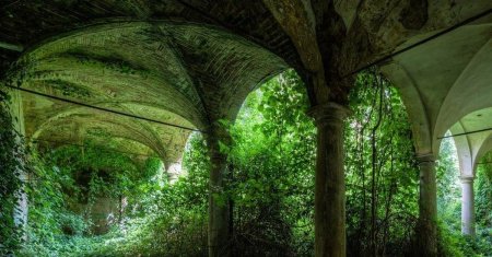 Испания заброшенный замок бутрон