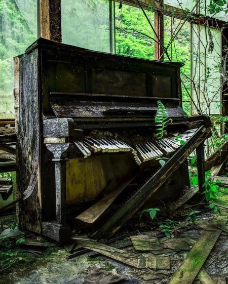 Пианино в заброшенном доме