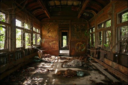 Заброшенный вагон московского метрополитена