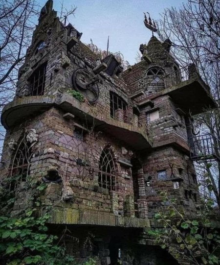 Викторианская готика особняк лес