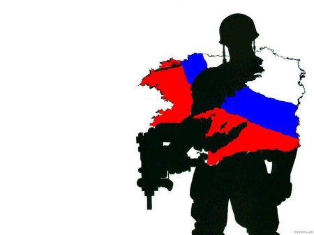 Российский воин на фоне флага