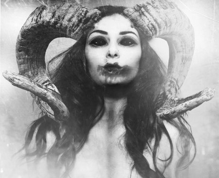 Девушка с рогами