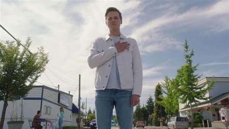 Белая джинсовая куртка