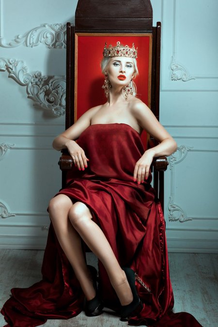 Женщина на троне