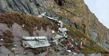 Разбившийся самолет в непале