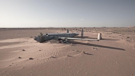 Самолет в пустыне