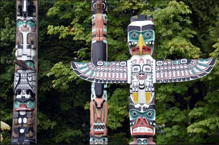 Индейские тотемные столбы в парке стэнли