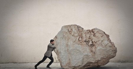 Человек катит камень в гору