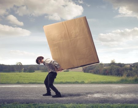 Мужик несет коробку