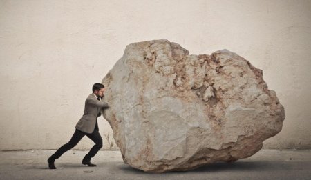 Человек с камнем