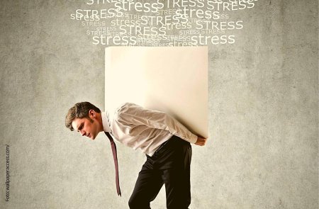 Человек тащит тяжесть