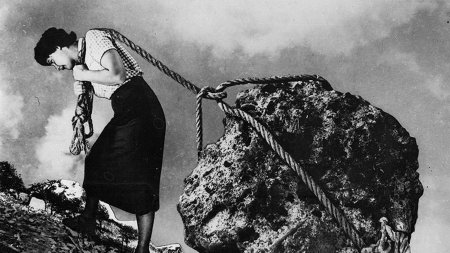 Женщина тащит