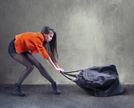 Женщина с тяжелыми сумками