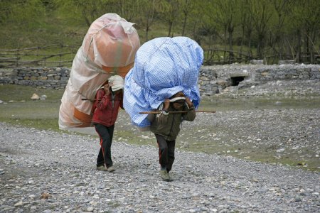 Тащит мешок