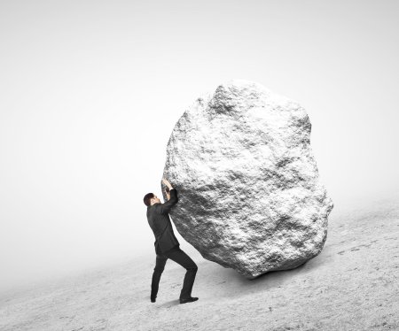 Человек несет камень