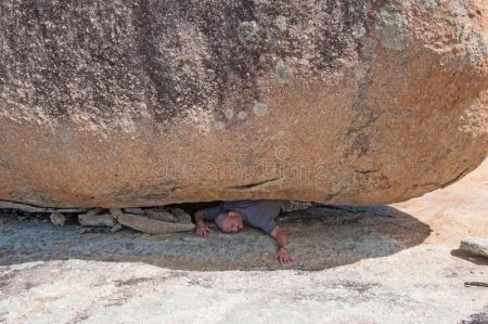 Чел толкает камень в гору
