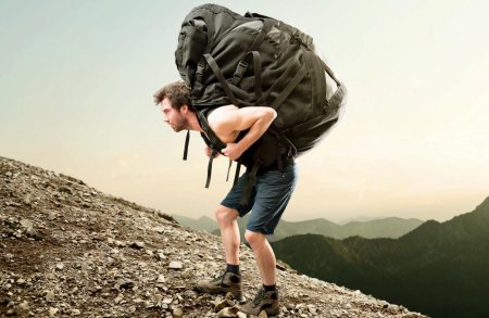 Человек с большим рюкзаком