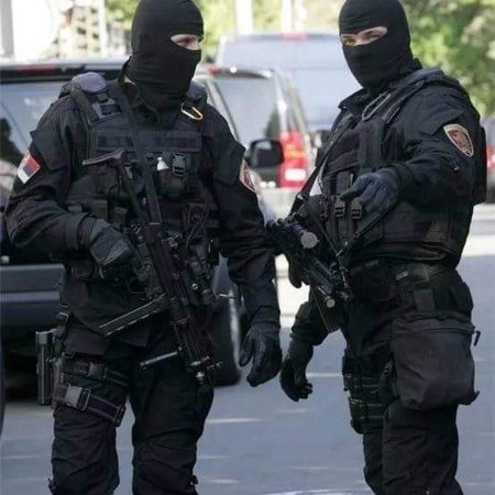 Спецназовец альфа в маске и черной форме