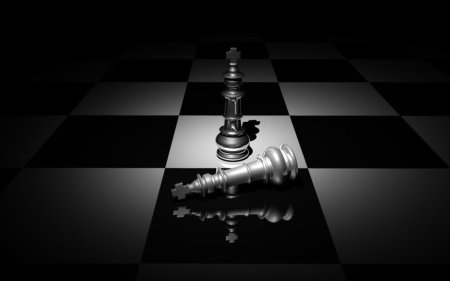 Черная королева шахматная фигура