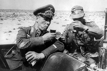 Эрвин роммель пьёт чай