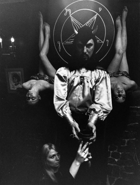 Церковь сатаны антона лавея алтарь