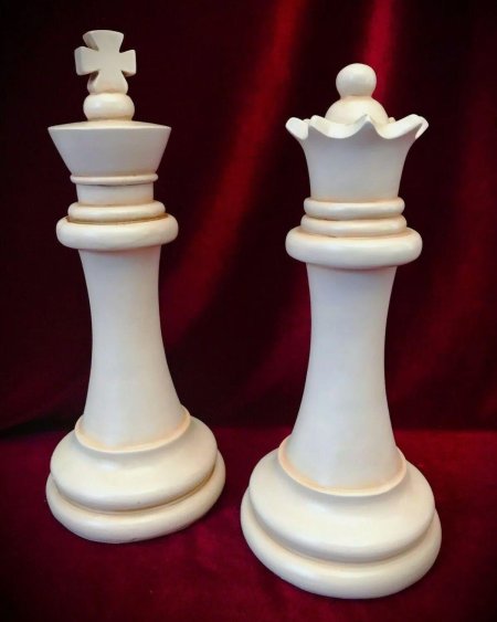 Шахматные фигуры король и ферзь