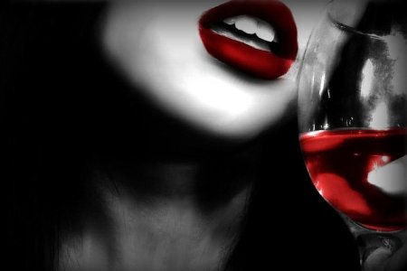 Девушка с бокалом